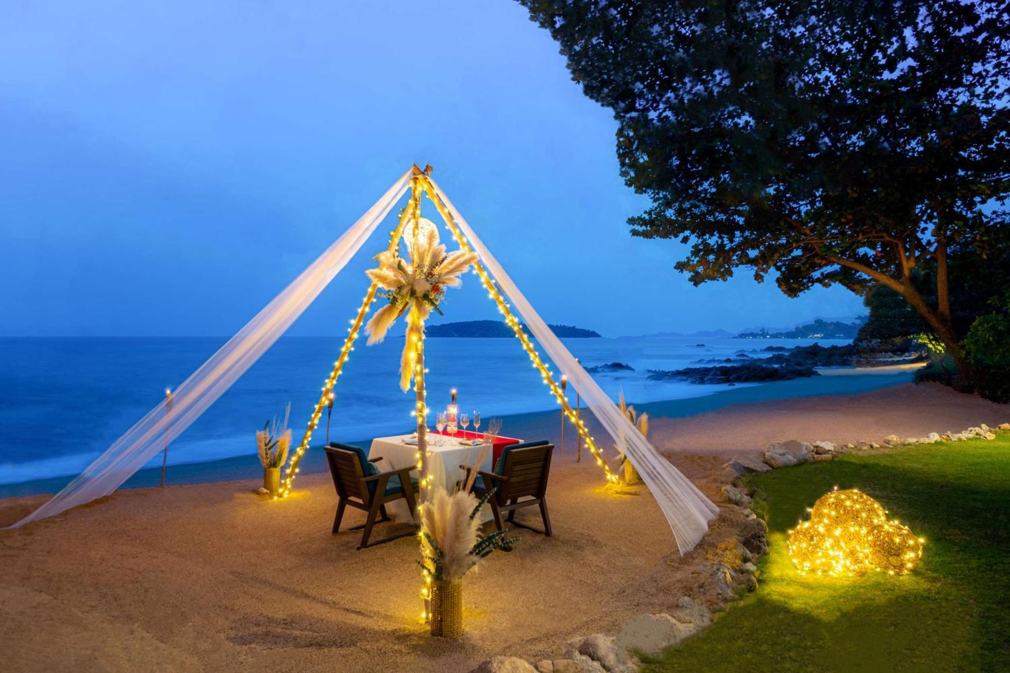 מלון 'צ'אוונג ביץ Hyatt Regency Koh Samui מראה חיצוני תמונה A romantic dinner on the beach