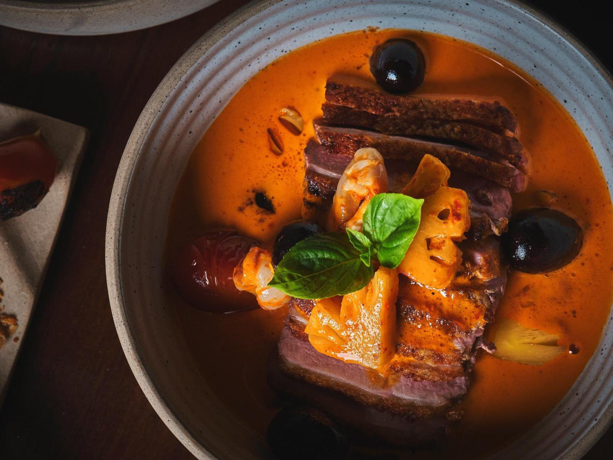 מלון 'צ'אוונג ביץ Hyatt Regency Koh Samui מראה חיצוני תמונה A bowl of braised duck with preserved vegetables